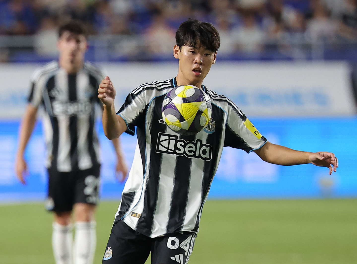 Newcastle United Park Seung-soo controls the ball during a Coupang Play Series match against Team K League at Suwon World Cup Stadium in Suwon, Gyeonggi, on July 30. [YONHAP] 