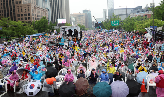 Participants chant slogans at the Liberty Unification Party’s “National Resistance Right Gwanghwamun National Rally” near Gwanghwamun Intersection in central Seoul on May 10. [NEWS1] 