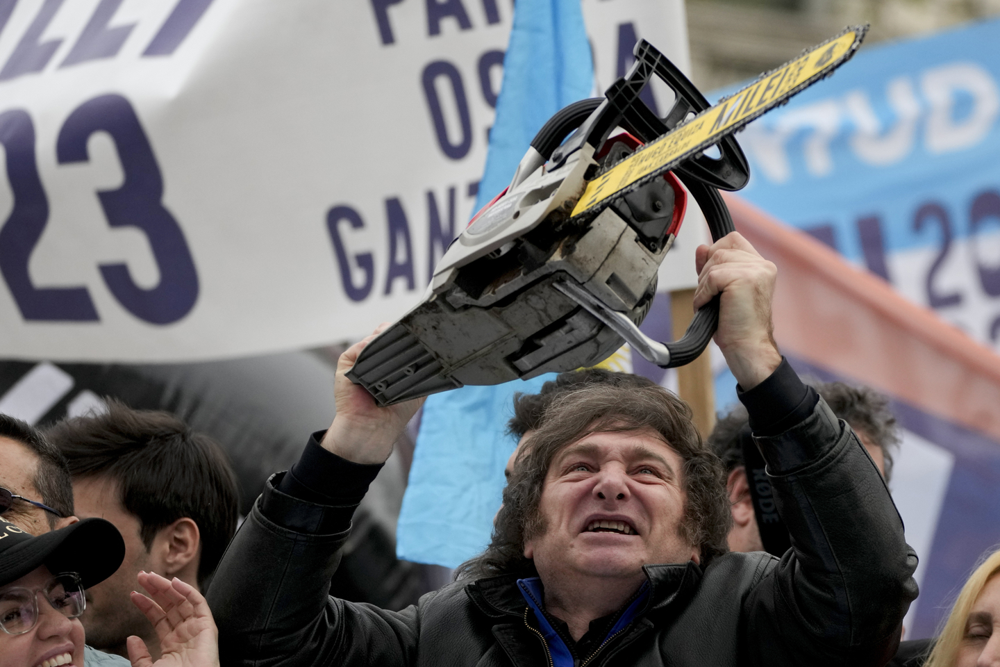 Argentinian President Javier Milei brandishes a chainsaw during a campaign event in La Plata, Argentina, on Sept. 12, 2023. Milei has used the chainsaw throughout his campaign to symbolize how he will slash government spending and waste. [AP/YONHAP] 금지.〉