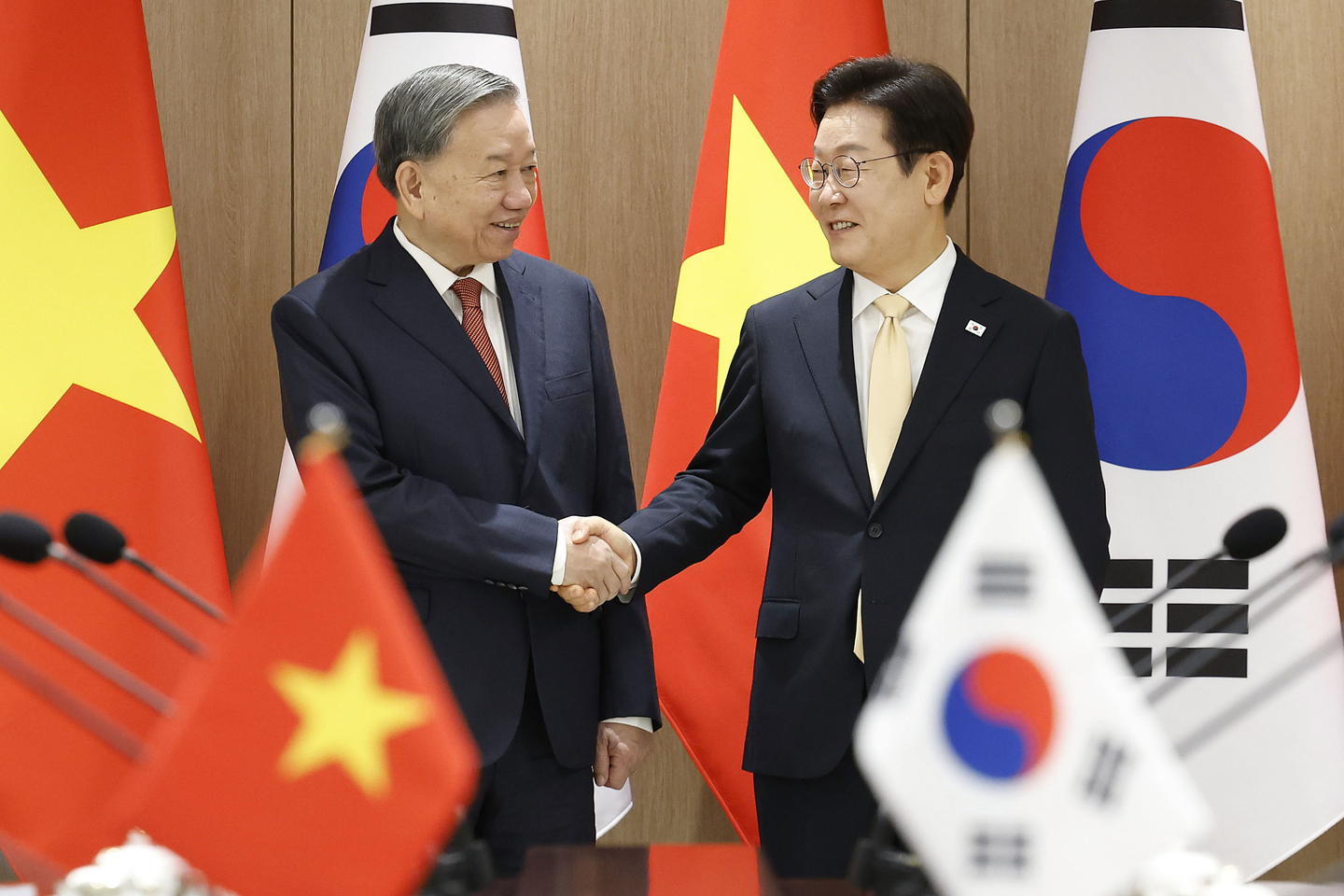 Korean President Lee Jae Myung, right, and To Lam, general secretary of Vietnam's Communist Party, shake hands ahead of their bilateral summit at the Yongsan presidential office in central Seoul on Aug. 11. [JOINT PRESS CORPS]
