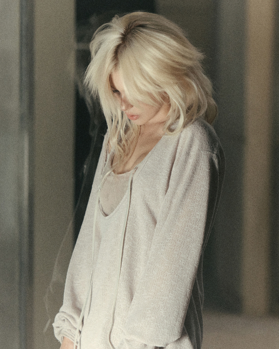 Promotional image of singer Jeon Somi's second EP ″Chaotic & Confused,″ set to be released on Aug. 11 [THE BLACK LABEL]