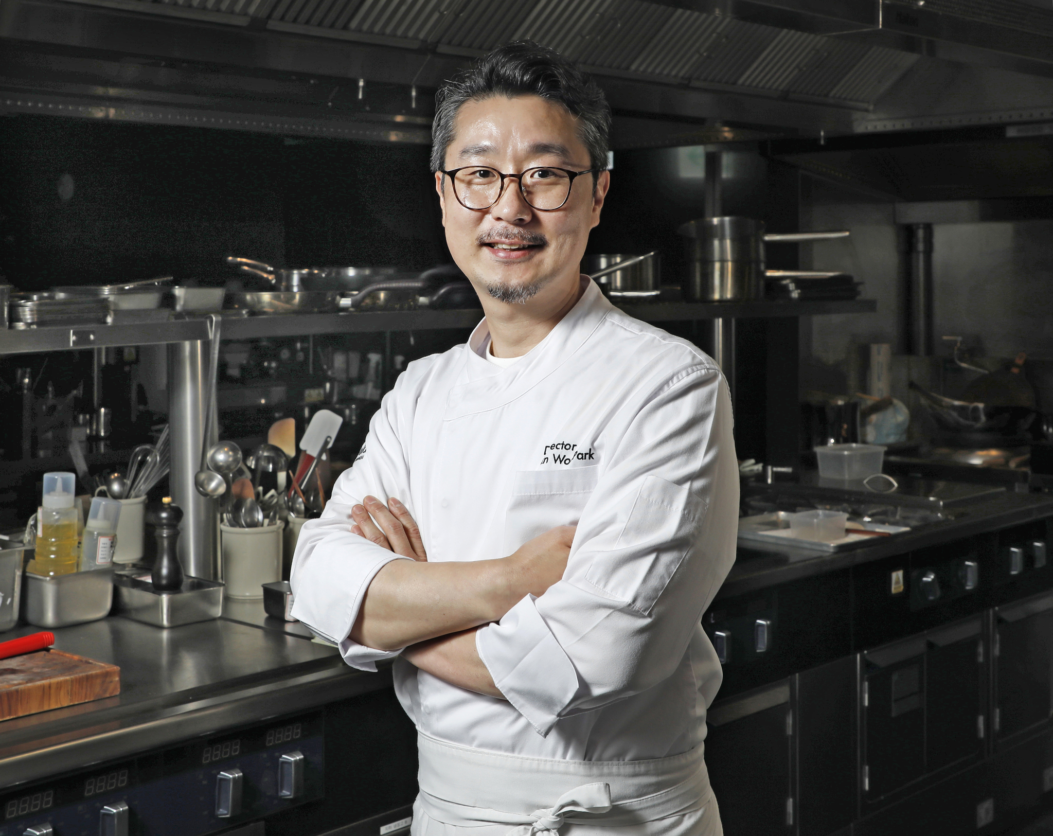 Chef and director Park Min-woo poses at Spatula by Haevichi in the Gangnam District of southern Seoul. [PARK SANG-MOON]