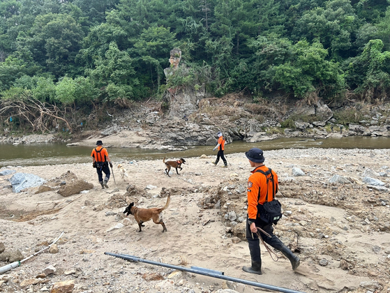 A search for the people who went missing during the July torrential rain in Gapyeong, Gyeonggi, takes place on Aug. 2. [NORTHERN GYEONGGI-DO PROVINCIAL FIRE & DISASTER HEADQUARTERS]