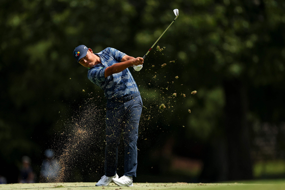 Kim Si-woo of Korea hits an approach shot on the first hole during the final round of the FedEx St. Jude Championship at TPC Southwind in Memphis, Tennessee, on Aug. 10. [GETTY IMAGES]