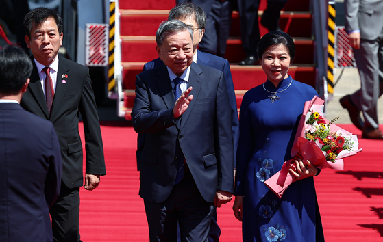 To Lam, general secretary of the Communist Party of Vietnam, and his wife Ngo Phuong Ly arrive at Seoul Air Base in Gyeonggi on Aug. 10. [NEWS1]
