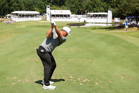 Im Sung-jae of Korea tees off on the 14th hole during the third round of the FedEx St. Jude Championship at TPC Southwind in Memphis, Tennessee, on Aug. 9. [GETTY IMAGES] 
