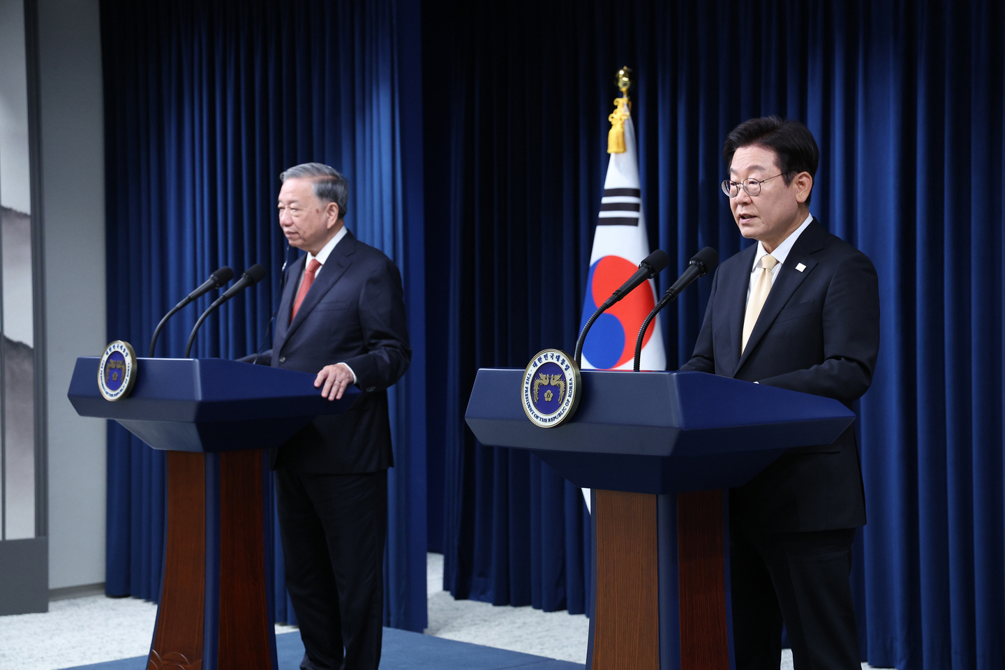 Korean President Lee Jae Myung, right, and To Lam, general secretary of Vietnam's Communist Party, hold a joint press conference after their bilateral summit at the Yongsan presidential office in central Seoul on Aug. 11. [JOINT PRESS CORPS]