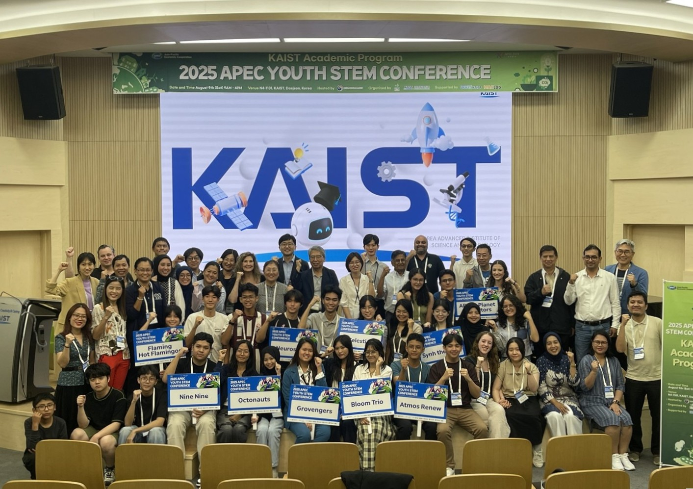Participants of the APEC Youth STEM Conference KAIST Academic Program, along with professors of KAIST, pose for a photo. [KAIST]