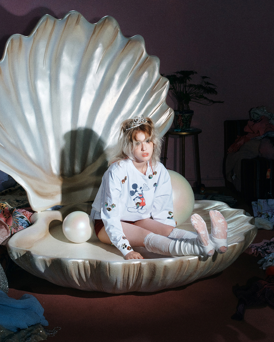 Promotional image of singer Jeon Somi's second EP ″Chaotic & Confused,″ set to be released on Aug. 11 [THE BLACK LABEL]