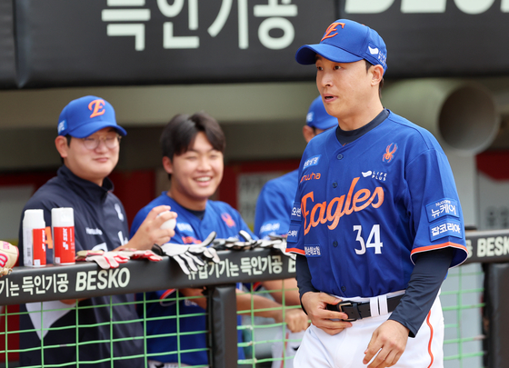 Hanwha Eagles outfielder Son Ah-seop looks on at Gwangju-Kia Champions Field in Gwangju on Aug. 1. [YONHAP]