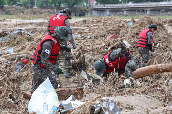 A search for people who went missing during the July torrential rain in Gapyeong, Gyeonggi, takes place on Aug. 5. [ROKA]