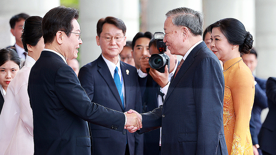 President Lee Jae Myung, left, shakes hands with To Lam, general secretary of the Communist Party of Vietnam, before their summit at the presidential office in Yongsan, central Seoul, on Aug. 11. [PRESIDENTIAL OFFICE]