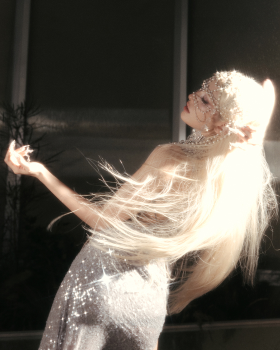 Promotional image of singer Jeon Somi's second EP ″Chaotic & Confused,″ set to be released on Aug. 11 [THE BLACK LABEL]