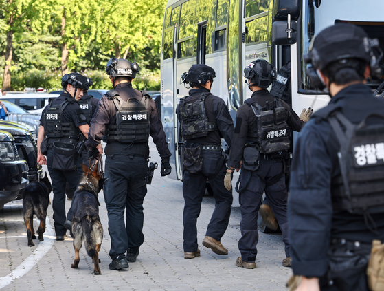 Special forces officers move after completing a search at KSPO Dome in Songpa District, southern Seoul, on Aug. 10 following a report of an explosive device. [YONHAP]