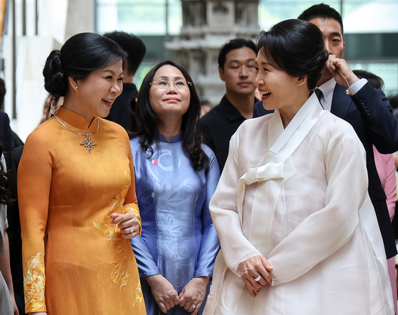Ngo Phuong Ly, wife of Vietnamese Communist Party General Secretary To Lam, left, smiles with first lady Kim Hea Kyung at the National Museum of Korea in central Seoul on Aug. 11. [JOINT PRESS CORPS] 