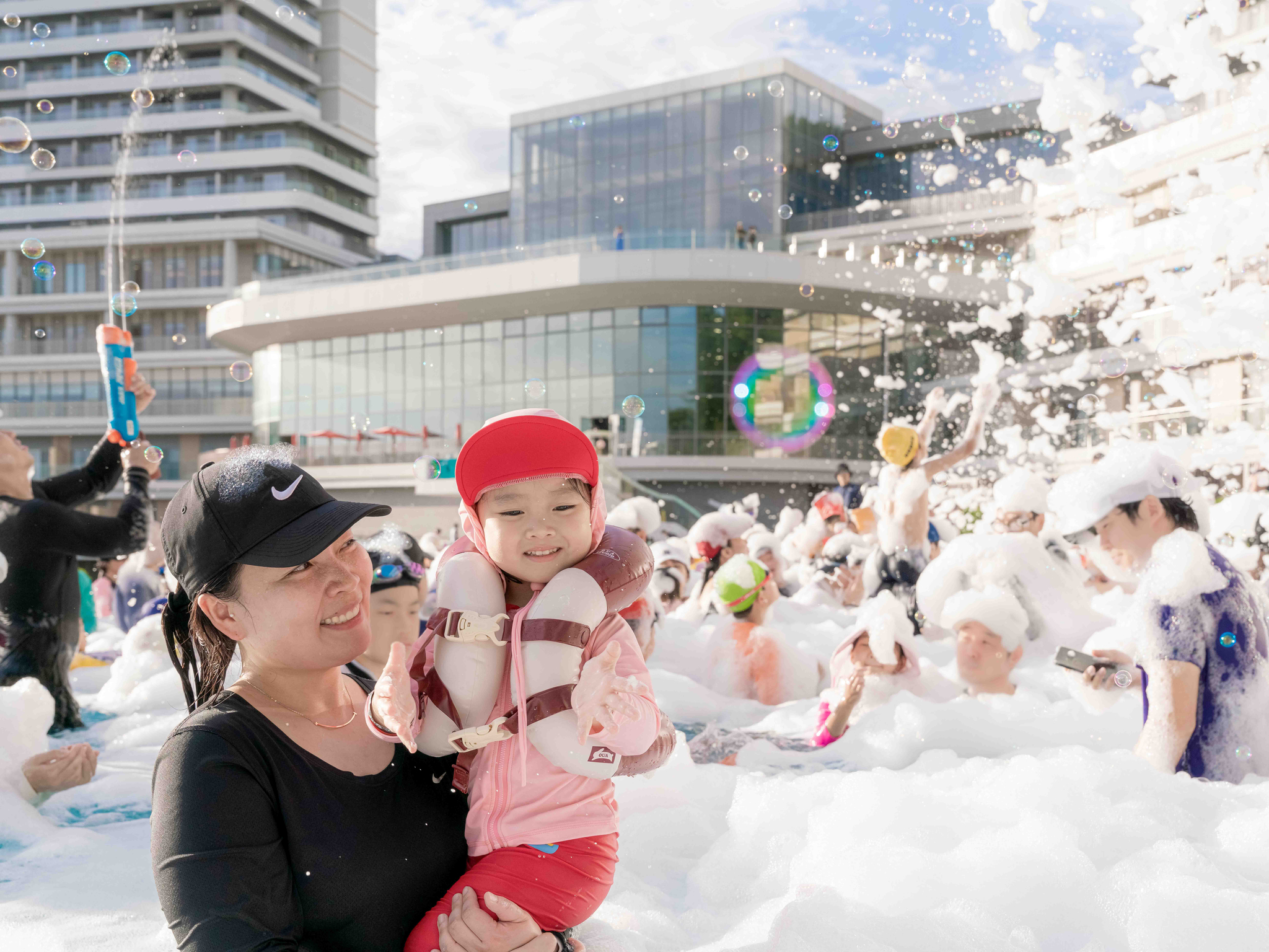 A mother and child are playing with bubbles at a bubble show at Hanhwa Resort’s Geoje Belvedere. [HANHWA RESORT]