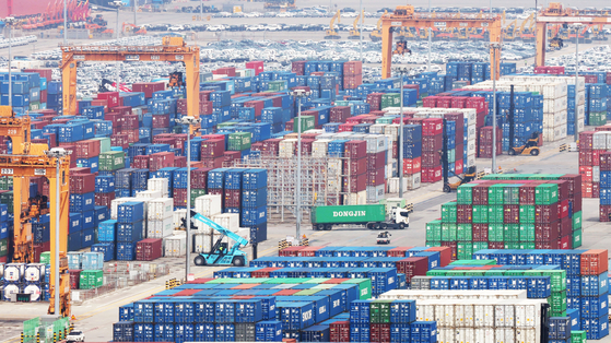Containers are piled up at a port in Pyeongtaek, Gyeonggi, on Aug. 7. [NEWS1]