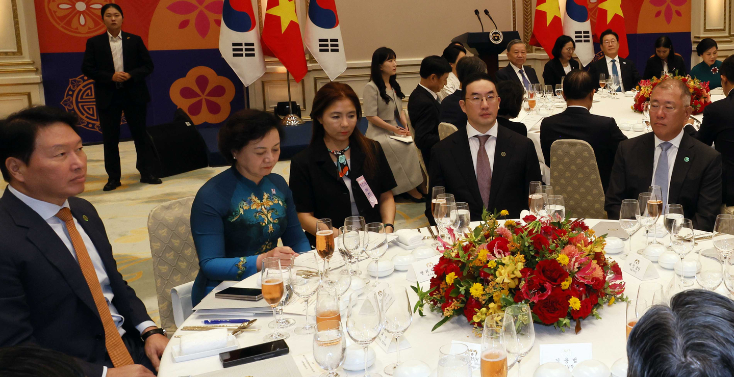 Business leaders including SK Group Chairman Chey Tae-won, left, LG Group Chairman Koo Kwang-mo, second from right, and Hyundai Motor Group Executive Chair Euisun Chung, right, attend a state banquet commemorating a visit by To Lam, general secretary of Vietnam's Communist Party, at the Blue House in central Seoul on Aug. 11. [JOINT PRESS CORPS]