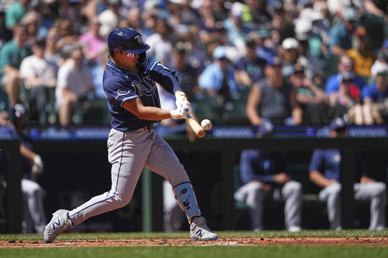 Tampa Bay Rays' Ha-Seong Kim hits an RBI double against the Seattle Mariners during the second inning of a baseball game on Aug. 10, in Seattle. [AP/YONHAP]