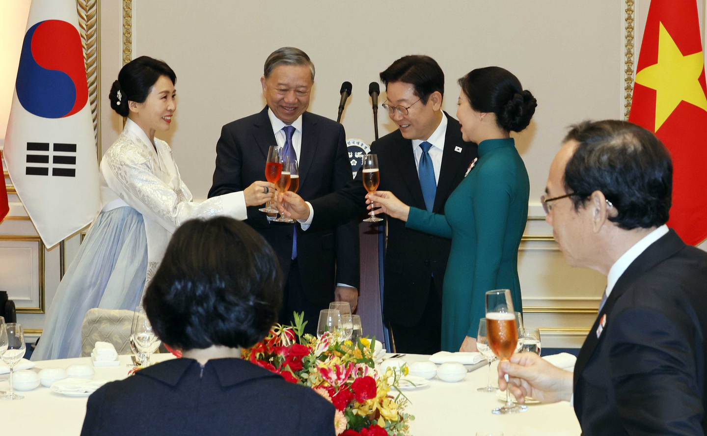 Korean President Lee Jae Myung, center right, and To Lam, general secretary of Vietnam's Communist Party, center left, and their spouses give a toast at the state banquet in central Seoul on Aug. 11. [JOINT PRESS CORPS]