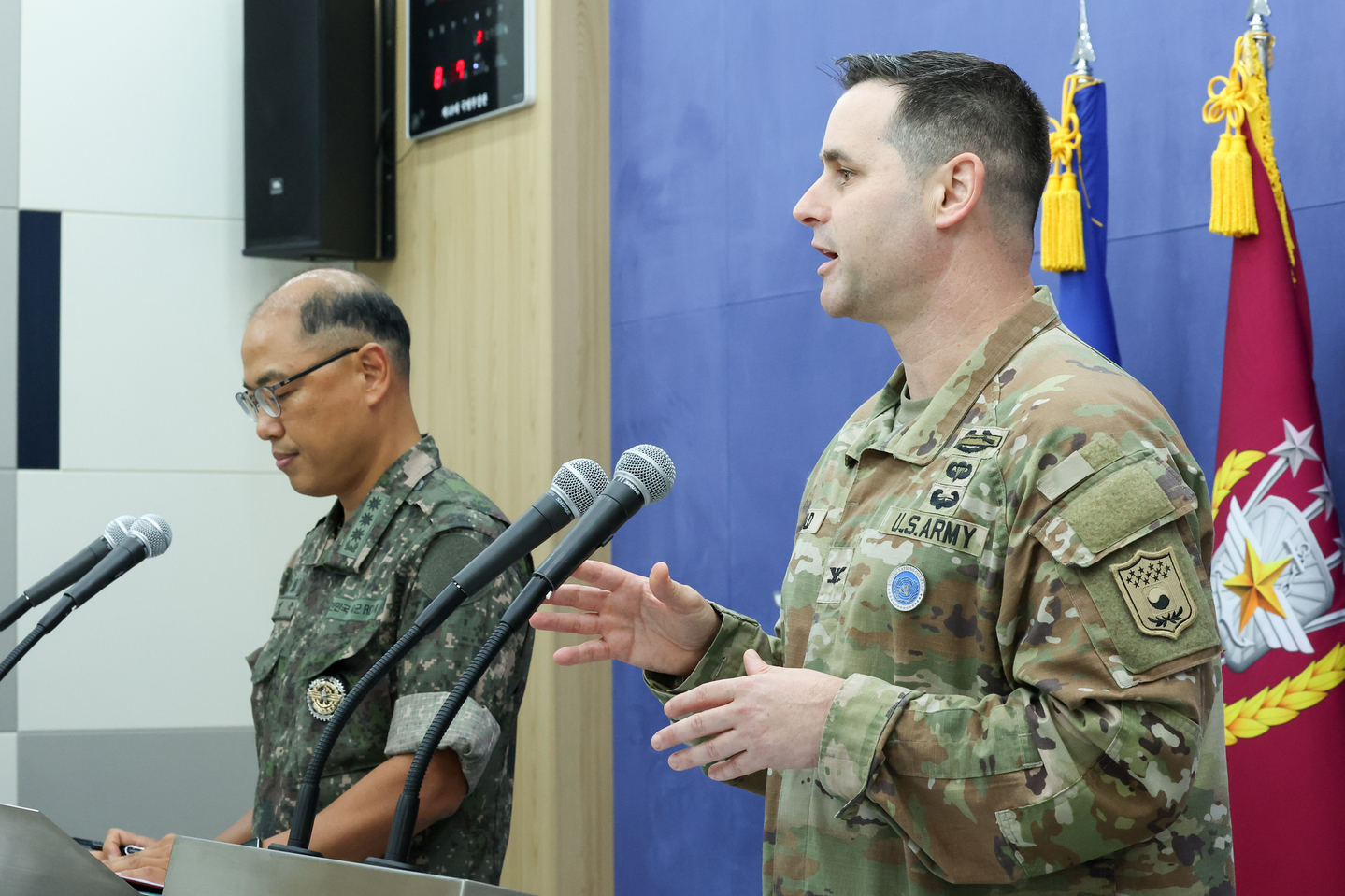 South Korea's Joint Chiefs of Staff spokesperson, Col. Lee Sung-joon, left, and U.S. Forces Korea Director of Public Affairs Col. Ryan Donald, right, speak during a joint press briefing on the Ulchi Freedom Shield exercise at the Ministry of Defense press room in Yongsan District, central Seoul, on Aug. 7. [JOINT PRESS CORPS]