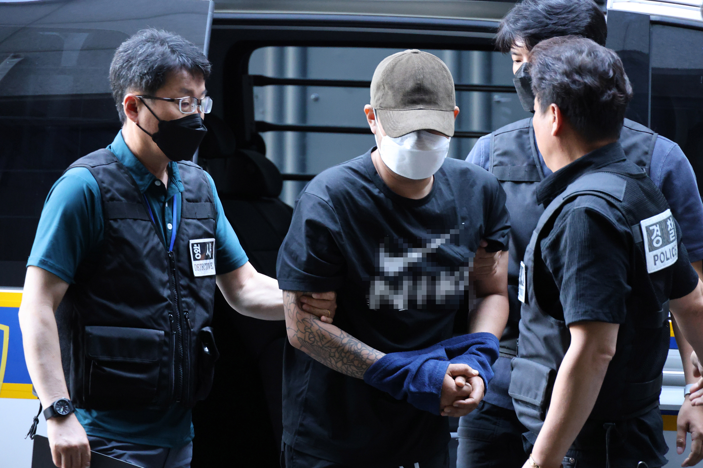 Twenty-six-year-old Jang Jae-won, suspected of murdering his ex-girlfriend in Daejeon on July 29, is transferred to police after being discharged from the hospital on Aug. 5. [YONHAP]