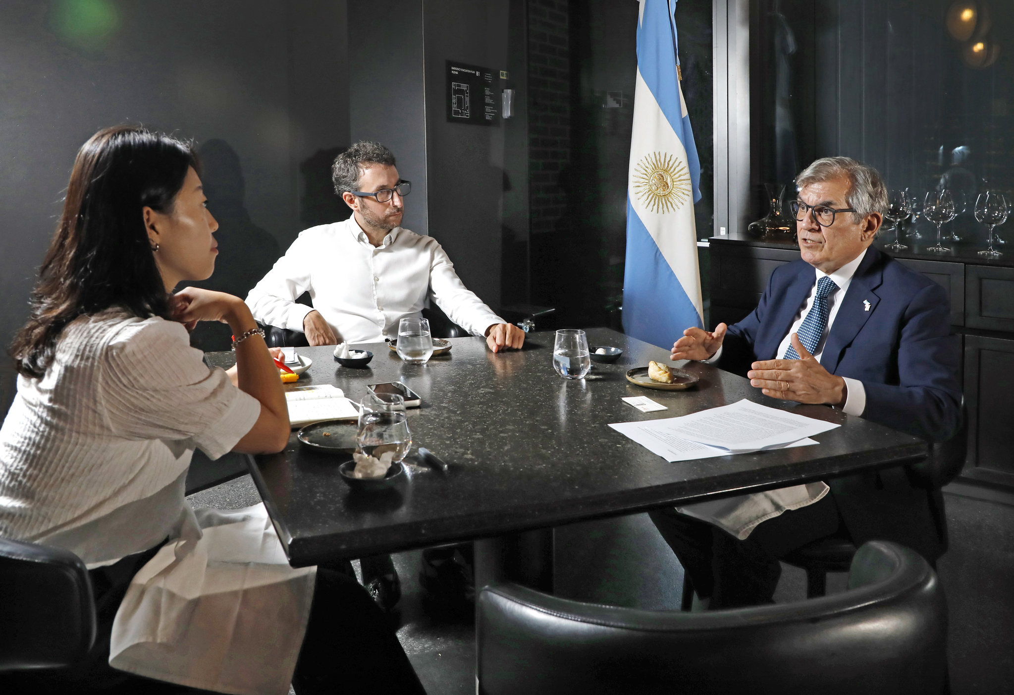 Argentina's Ambassador to Korea Dario Celaya, right, speaks during an interview with the Korea JoongAng Daily on July 8 at Spatula By Haevichi in Gangnam District, southern Seoul. [PARK SANG-MOON]