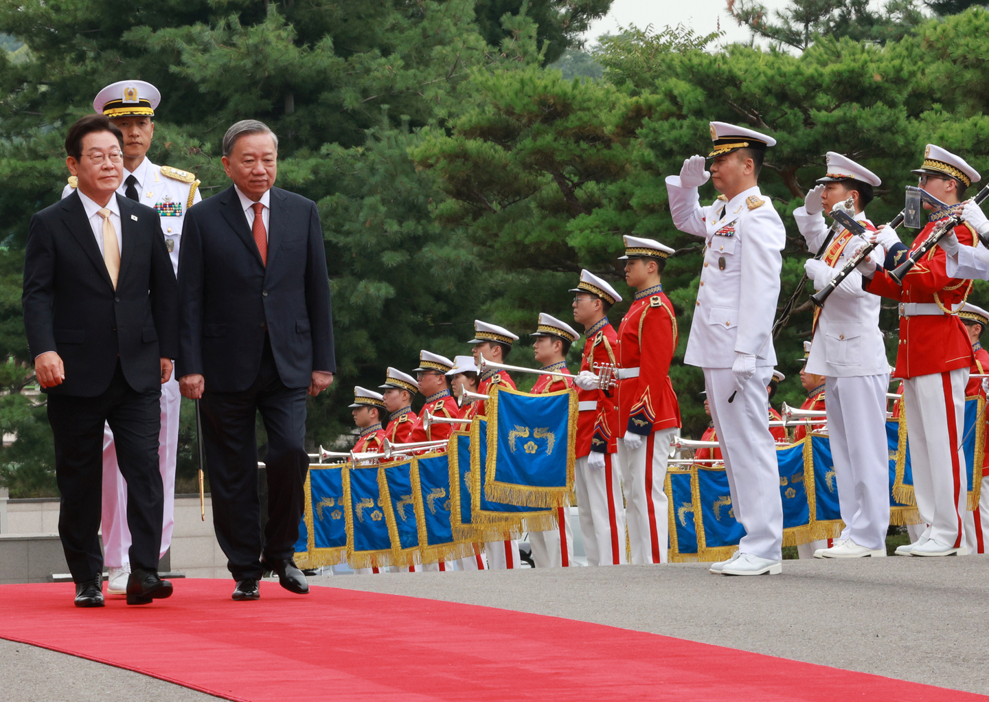 Korean President Lee Jae Myung, left, and To Lam, general secretary of Vietnam's Communist Party, inspect the honor guard at the welcome ceremony at the Yongsan presidential office in central Seoul on Aug. 11. [JOINT PRESS CORPS]