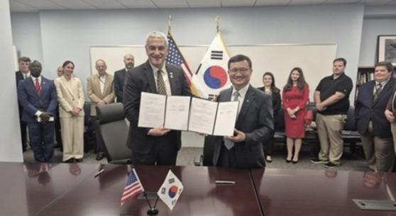 This photo, provided by the Defense Ministry, shows Lee Keun-won, right, the head of the ministry's agency for KIA (Killed in Action) Recovery and Identification, posing with Kelly McKeague, director of the U.S. Defense POW/MIA Accounting Agency (DPAA), after signing a revised agreement on Aug. 6. [YONHAP]