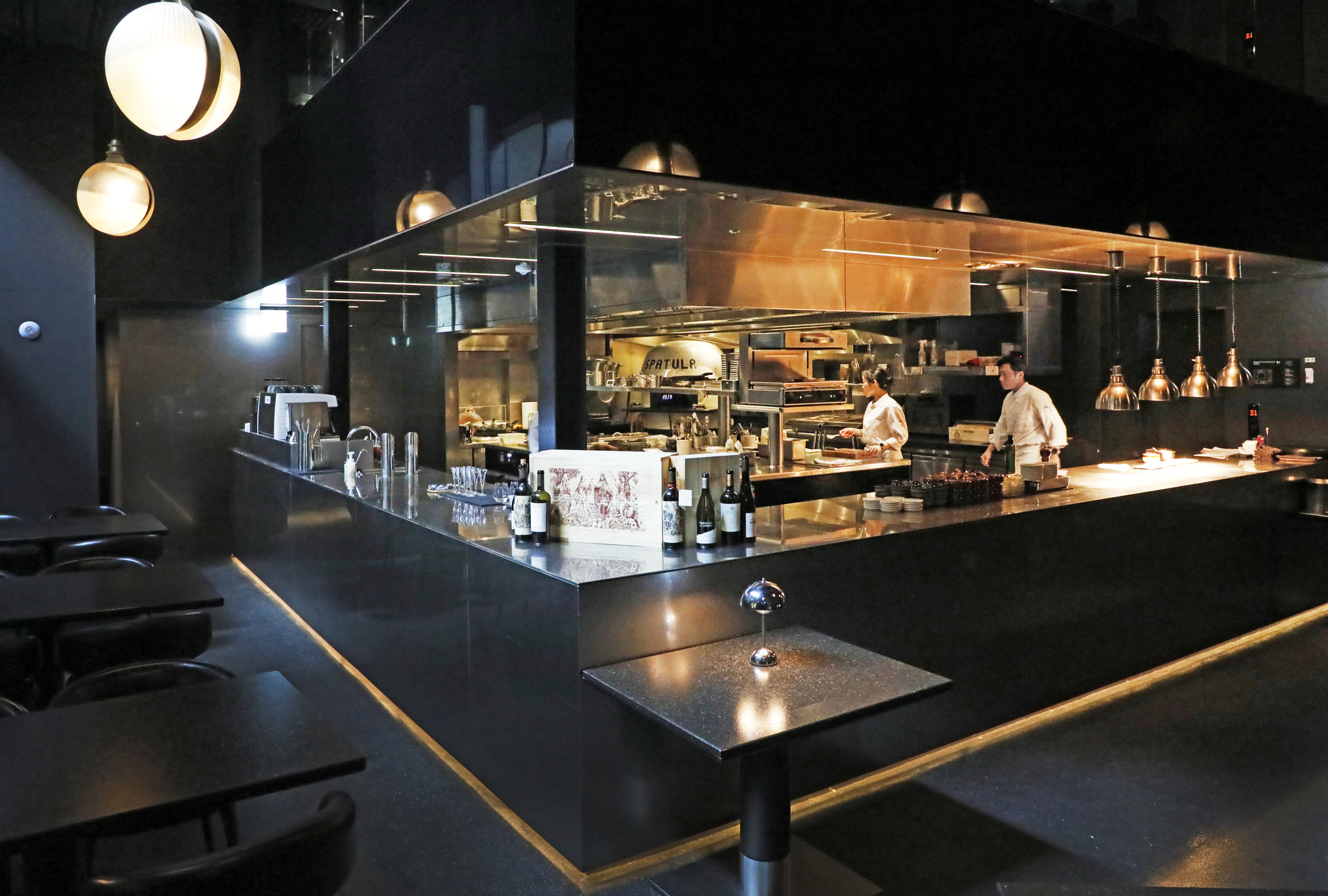 Cooks work busily in the open kitchen of Spatula by Haevichi, located in southern Seoul’s Gangnam District. [PARK SANG-MOON]