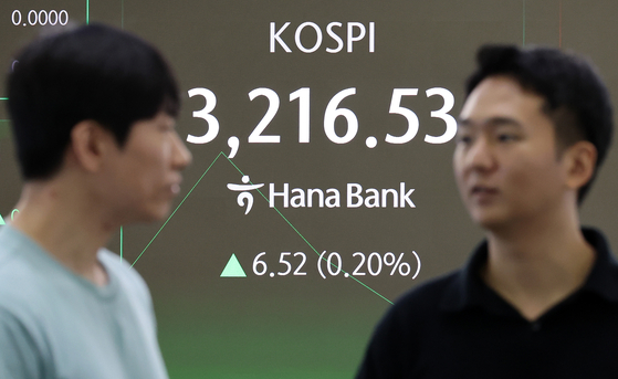 This photo taken Aug. 11, shows the dealing room of Hana Bank in central Seoul. [YONHAP] 