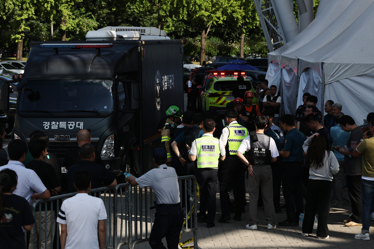 Officials investigate southern Seoul's KSPO Dome after receiving a report of a bomb threat at the venue on Aug. 10. [YONHAP]