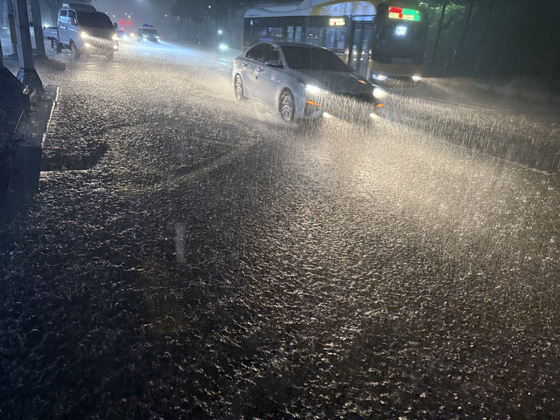 Cars drive amid a downpour in Gwangju on Aug. 3. [NEWS1]