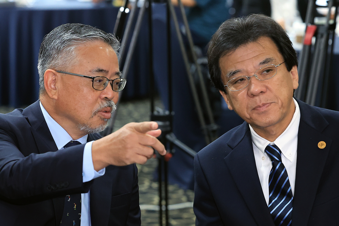 Korea Professional Golfers’ Association Commissioner Kim Won-sup, left, and Japan Golf Association Chief Operating Officer Hiroshi Yamanaka, right, are seen conversing during the restoration ceremony of late golfer Yeon Deok-chun's name on his Japan Open trophy at the Korea Press Center in Jung District, central Seoul, on Aug. 12. [NEWS1] 