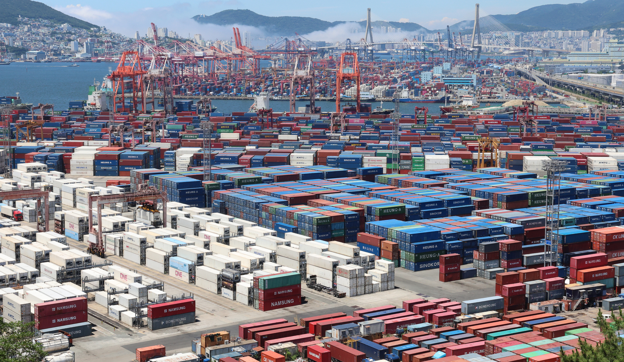 Containers are stacked high at Sinseondae and Gamman piers at Busan Port on June 30. [YONHAP]