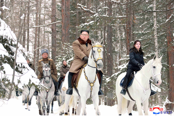 North Korean leader Kim Jong-un tours “revolutionary battle sites” in the Mount Paektu area with his wife, Ri Sol-ju, in this photo released by the Korean Central News Agency on Dec. 4, 2019. [YONHAP] 