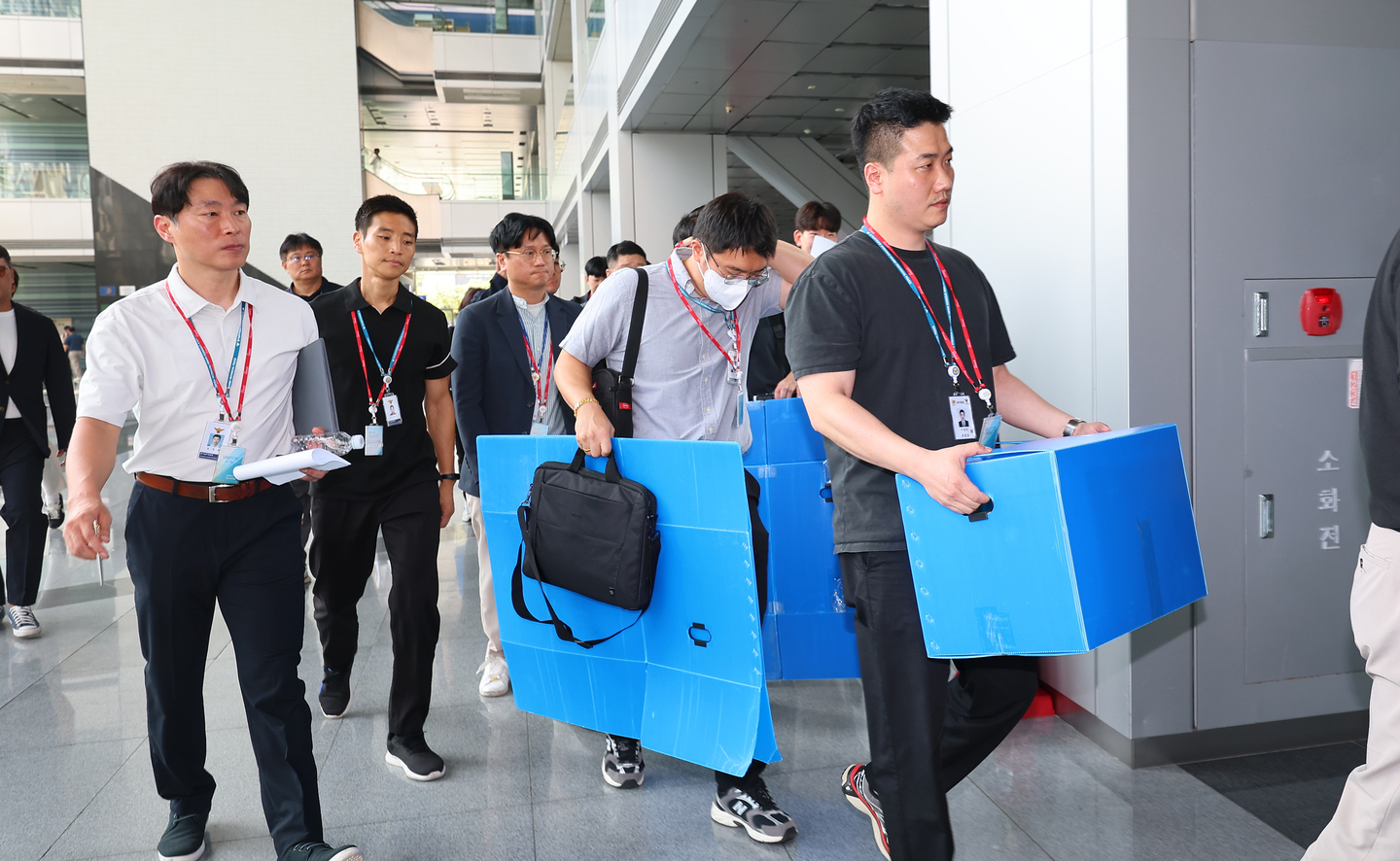Officials from the Gyeonggi Nambu Provincial Police Agency and the Ministry of Employment and Labor enter Posco E&C’s headquarters in Incheon on Aug. 12 to conduct a raid in connection with the electrocution of a Myanmar worker at the company’s highway construction site in Gwangmyeong, Gyeonggi. [YONHAP]