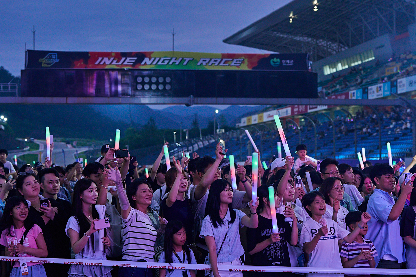 Spectators cheer during the Superrace Championship night race at Inje Speedium in Gangwon on Aug. 9. [SUPERRACE] 