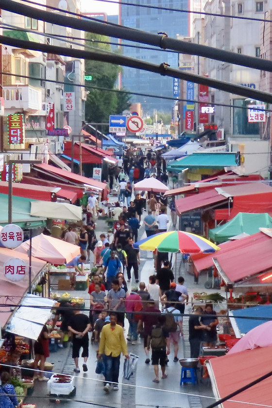 The multicultural food street in Danwon District, Ansan, Gyeonggi, is filled with pedestrians on July 29. [JOONGANG SUNDAY]