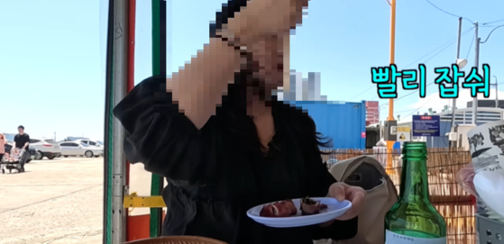 In June, a restaurant at a squid market in Sokcho, Gangwon, drew criticism after it was revealed to have responded rudely to a female customer dining alone. [SCREEN CAPTURE]