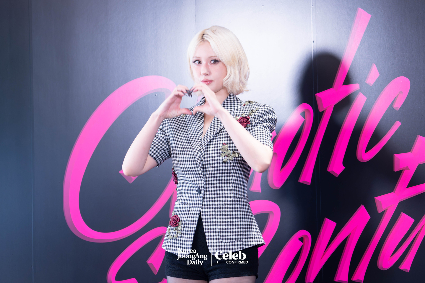 Jeon Somi during a photocall press event for the release of her second EP “Chaotic & Confused,” at the Factorial Seongsu building in eastern Seoul on August 11. [DANIELA GONZALEZ PEREZ]