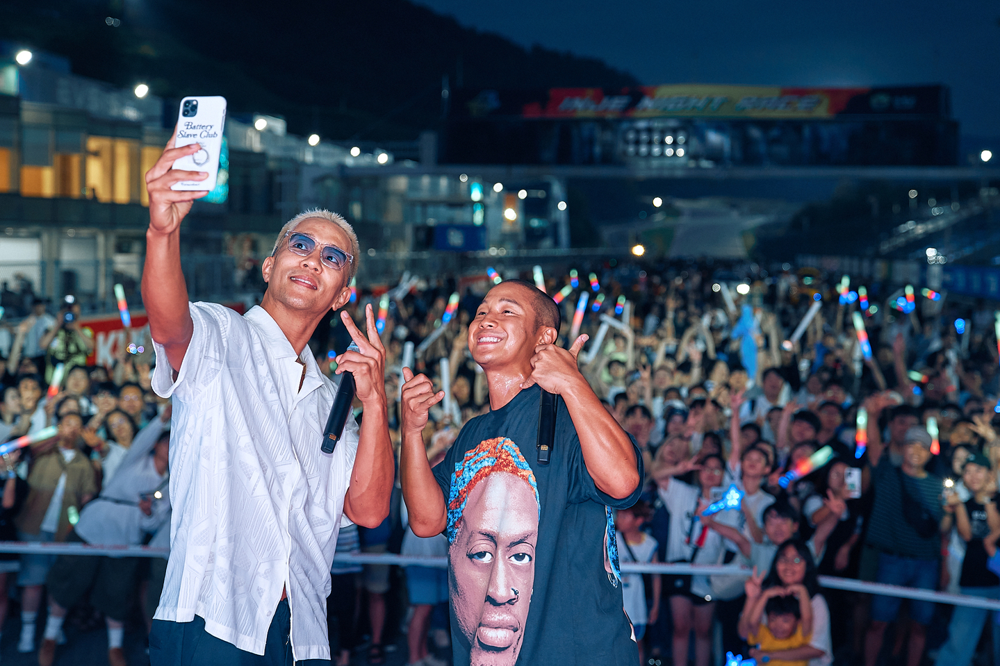 Hip-hop duo Mighty Mouth performs ahead of the main event at the night race on Aug. 9. [SUPERRACE]