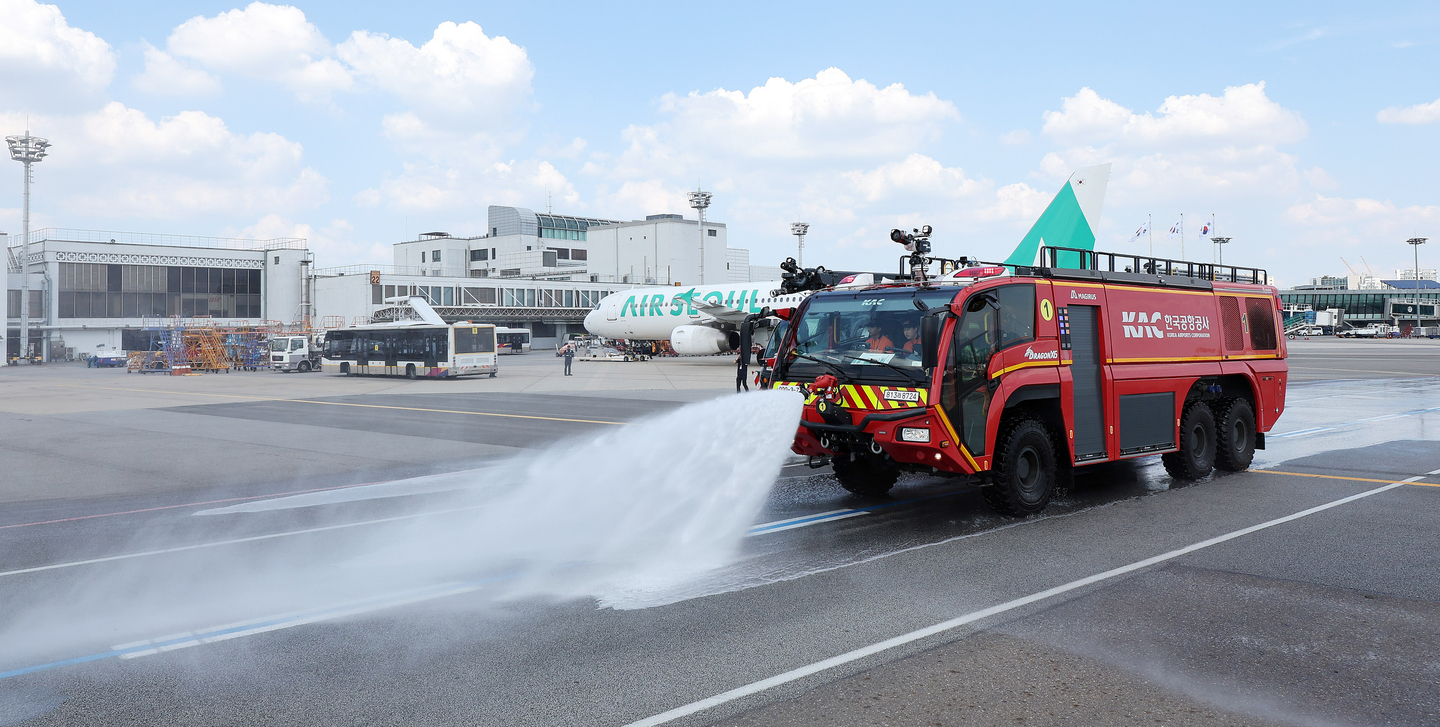 Crews deploy deicing sprayers, water trucks and fire engines to cool the tarmac at Gimpo Airport in Gangseo District, western Seoul, on Aug. 12. The operation targets paved areas such as runways, taxiways and aprons when surface temperatures exceed 60 degrees Celsius (140 degrees Fahrenheit). [JOINT PRESS CORPS]