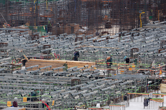 Workers labor at an apartment construction site in Seoul on Aug. 11. [YONHAP]