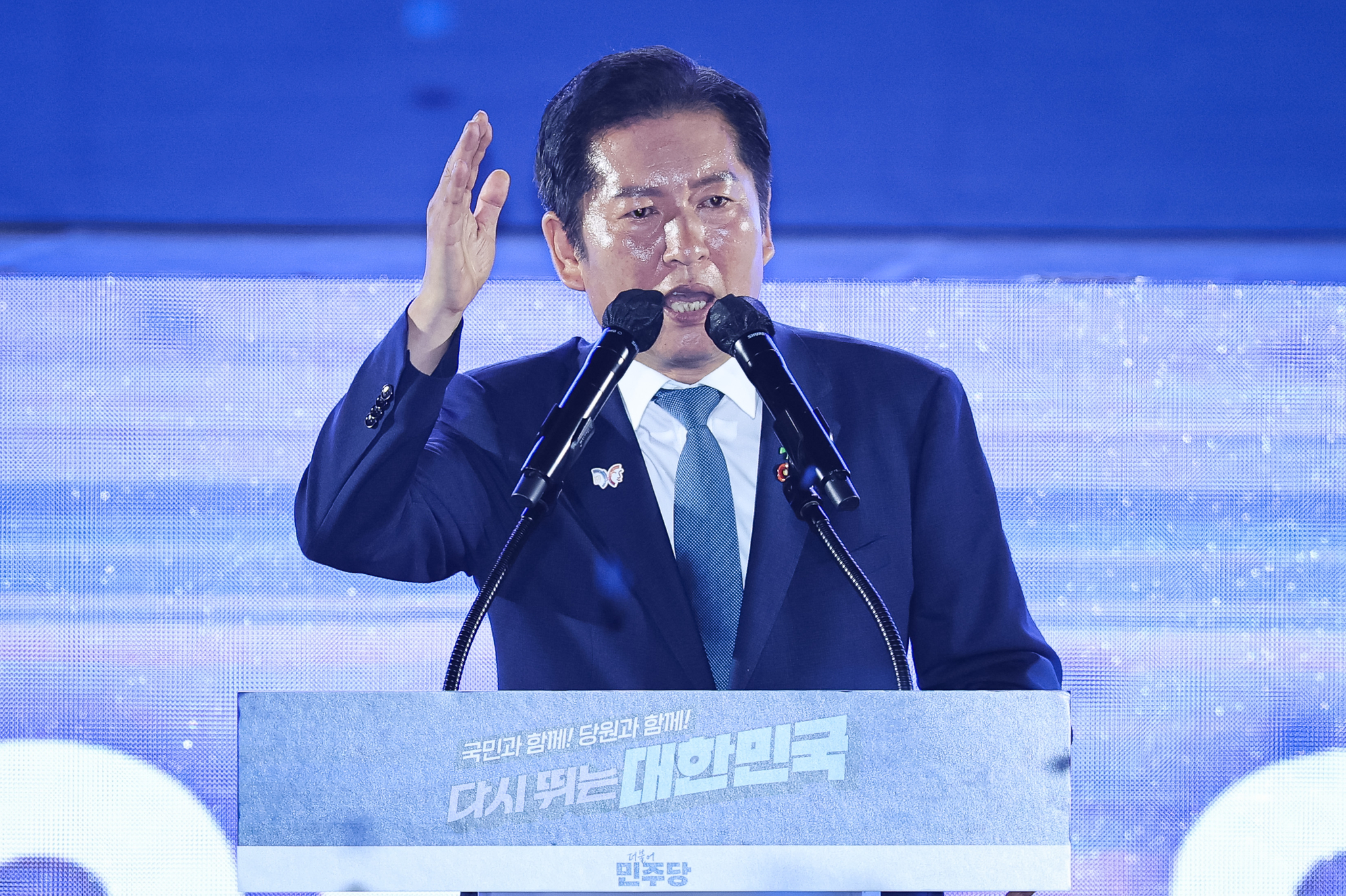 Newly-elected Democratic Party leader Jung Chung-rae delivers a speech during the party’s national convention at Kintex in Goyang, Gyeonggi on Aug. 2. [JOONGANG ILBO] 