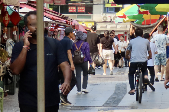 Foreign workers walk along Ansan Multicultural Food Street in Ansan, Gyeonggi, on July 29. [JOONGANG ILBO]  
