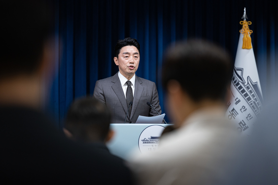 Presidential chief of staff Kang Hoon-sik speaks during a briefing at the presidential office in Yongsan District, central Seoul, on Aug. 13. [NEWS1]
