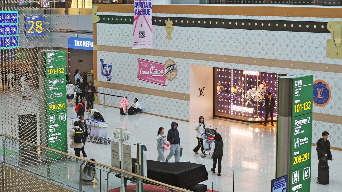 Travelers move through the duty-free zone at Incheon International Airport’s Terminal 1 on the afternoon of Dec. 16, 2024. [NEWS1]