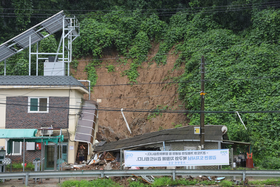A house damaged by a landslide last month in Shinsang-ri, Jojong-myeon, Gapyeong, Gyeonggi is seen on Aug. 13 after heavy rains hit the nearby metropolitan area. [YONHAP] 
