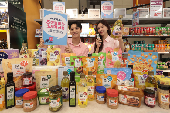 Models showcase “5K Price” products, all priced under 5,000 won ($3), at Emart’s Yongsan branch in Seoul on Aug. 13.